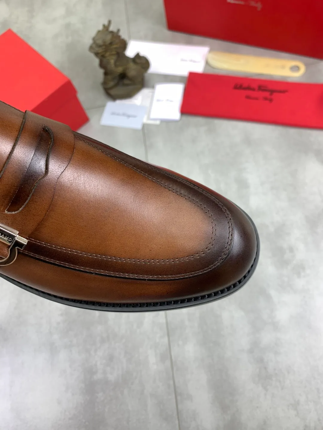 Men's Men's Shoes 💰P562💰[New Style] Water-dyed Niuli 🆘[Salvatore Ferragamo] Ferragamo's latest casual business leather shoes for men! Listed simultaneously! The fabric is made of specially imported original pebbled calfskin, and the lining is made of imported water-dyed cowhide. It is absolutely luxurious and leads the fashion trend. Matching code: 38-44 (45 and 46 can be customized) Black, brown and burgundy colors available